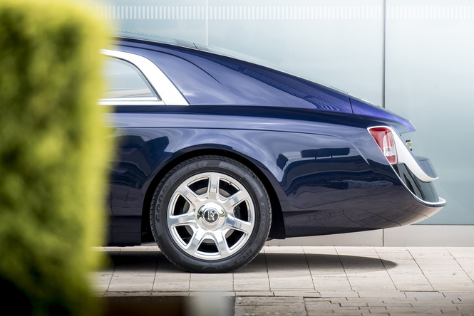 Самый дорогой в мире Rolls-Royce построили для таинственного коллекционера Самый дорогой в мире Rolls-Royce построили для таинственного коллекционера