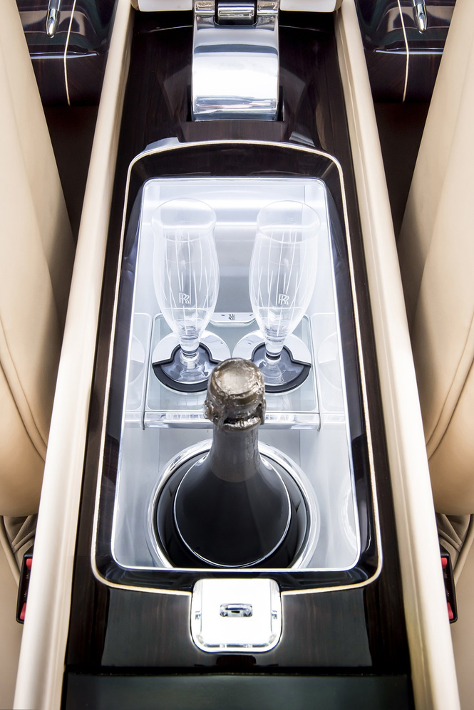 Самый дорогой в мире Rolls-Royce построили для таинственного коллекционера Самый дорогой в мире Rolls-Royce построили для таинственного коллекционера