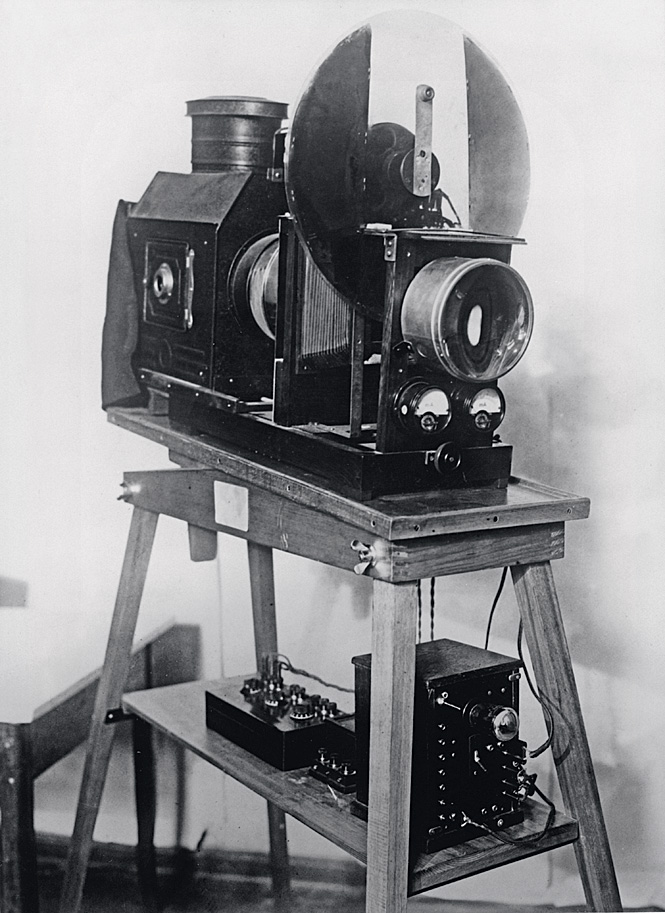 Оптический музыкальный инструмент, обнаруживающий движения рук и переводящий их в звуковые и цветовые волны, 1930-е гг.