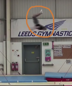 Британский гимнаст совершил самый длинный в мире полет между брусьями (видео)