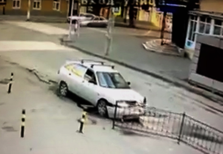 Фото №1 - Самый хладнокровный водитель в мире обнаружен в Ростове-на-Дону. Эффектное видео аварии прилагается