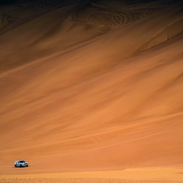 Смотри, как первый внедорожник Rolls-Royce проходит испытания. Видео ...