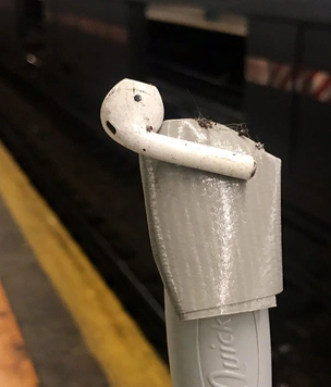 Как достать AirPod, упавший на рельсы в метро. Мастер-класс в трех твитах