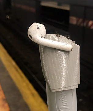 Как достать AirPod, упавший на рельсы в метро. Мастер-класс в трех твитах