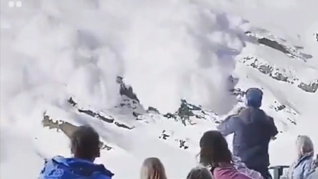 Вирусное видео, как мужчина бросает жену и детей под огромной лавиной, оказалось отрывком из фильма