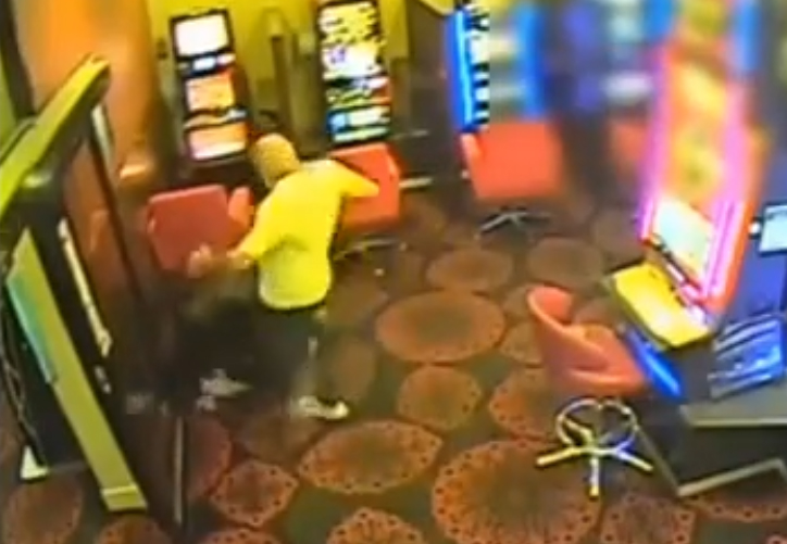 Посетитель казино голыми руками отбил нападение грабителей с мачете (вдохновляющее видео)