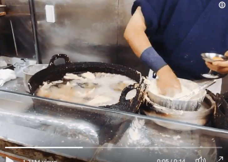 Фото №1 - Японский повар готовит голыми руками в раскалённом масле (видео)