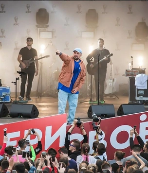 Баста вручил приз победителю любительского рэп-баттла, и ему 28 лет