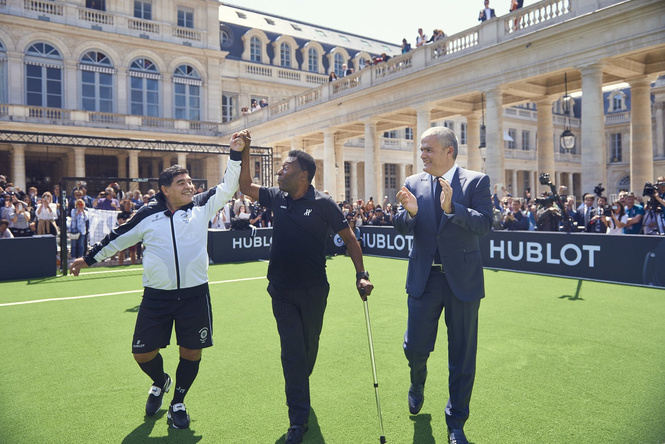 Матч легенд: Hublot собрал звёзд футбола под стенами Лувра Матч легенд: Hublot собрал звёзд футбола под стенами Лувра