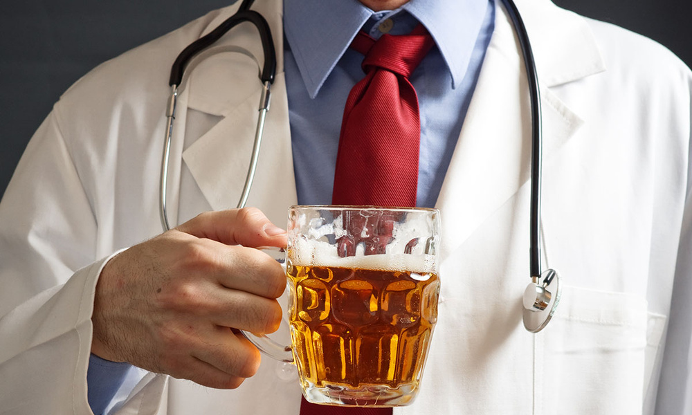 После операции можно пиво пить. Пиво. Врач с пивом. Пиво медик. Здоровье с пивом.