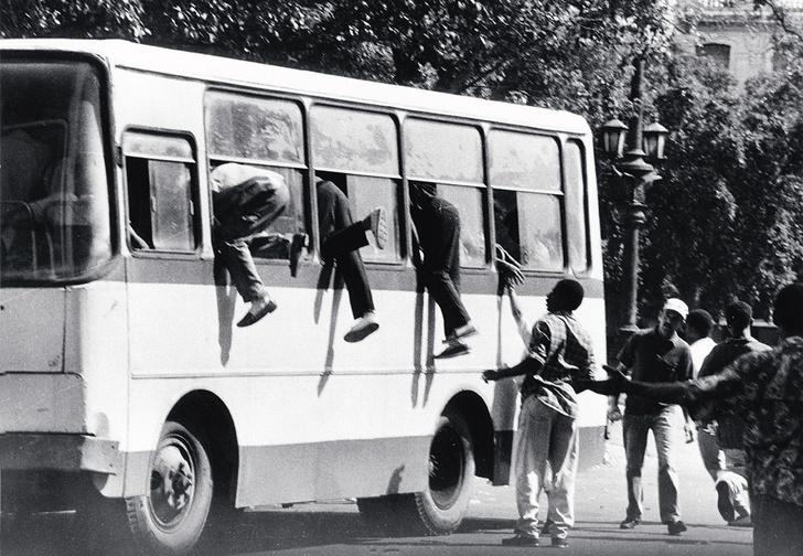 Фото №1 - Почему на окнах автобусов и троллейбусов пишут «запасный выход», а не «запасной»?