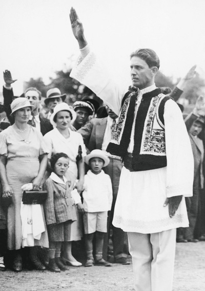 Румынец в национальном костюме приветствует коллег по партии. 1936 год Румынец в национальном костюме приветствует коллег по партии. 1936 год