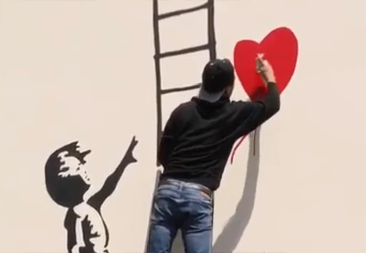Парень нарисовал граффити и скрылся от набегающего охранника по нарисованной лестнице (вирусное видео)