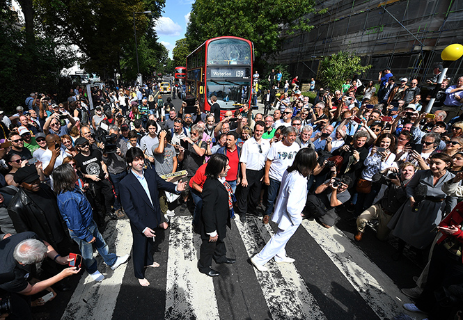 Тысячи людей собрались на переходе Abbey Road в честь юбилея обложки The Beatles (фото, видео)