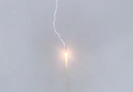 Фото №1 - В ракету-носитель «Союз» при старте ударила молния (невиданное видео)