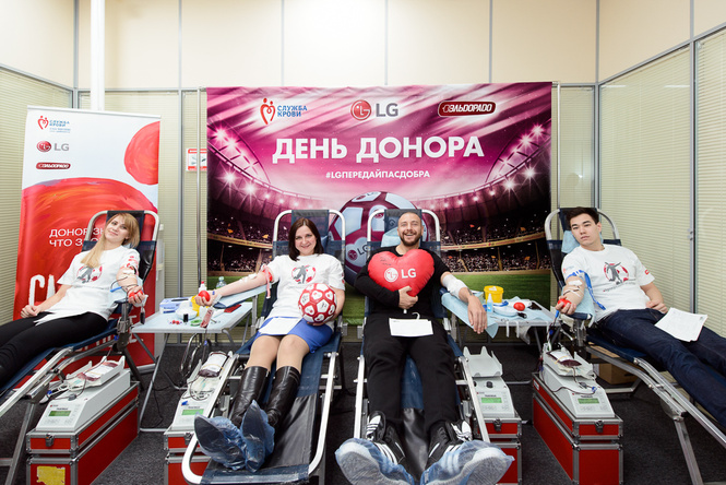 Известные футболисты приняли участие в футбольном Дне донора LG Известные футболисты приняли участие в футбольном Дне донора LG