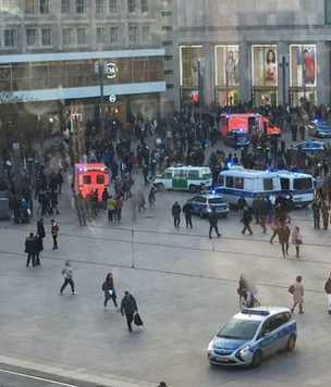 В центре Берлина фанаты двух повздоривших видеоблогеров устроили массовую драку (видео)