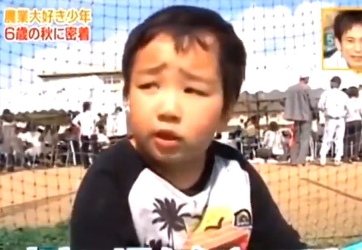 В Японии шестилетний мальчик переобщался со стариками и сам стал как маленький дед (видео)