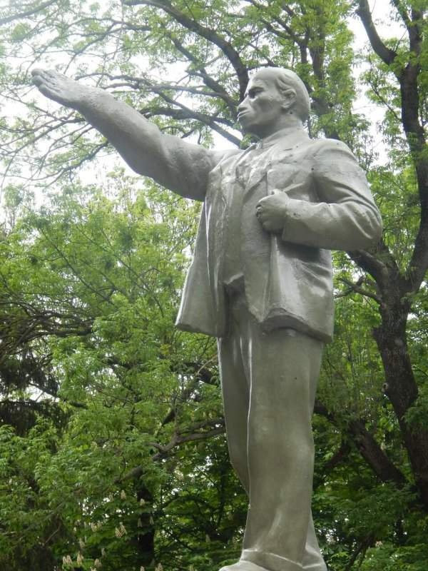 Самые дурацкие памятники Ленину Самые дурацкие памятники Ленину