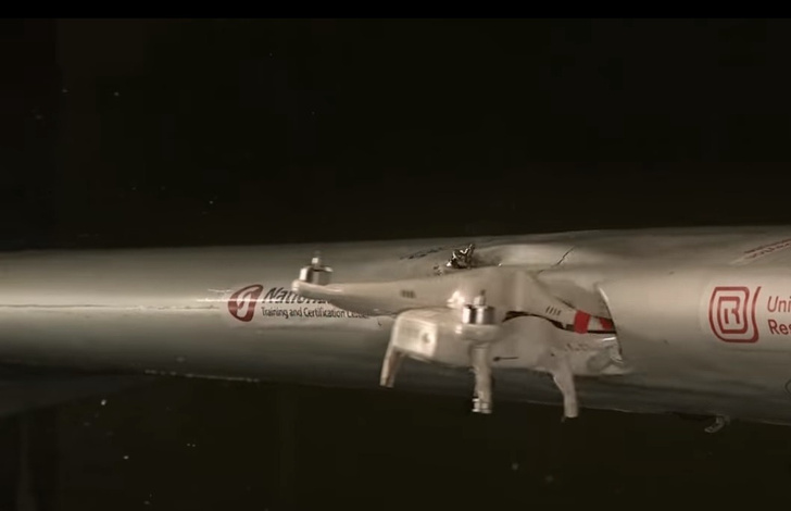 Вот что будет, если в самолет врежется дрон (видео)