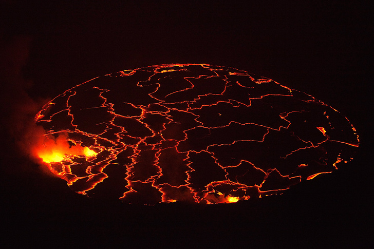 300-метровое озеро лавы в кратере вулкана Ньирагонго (Африка, Конго)
