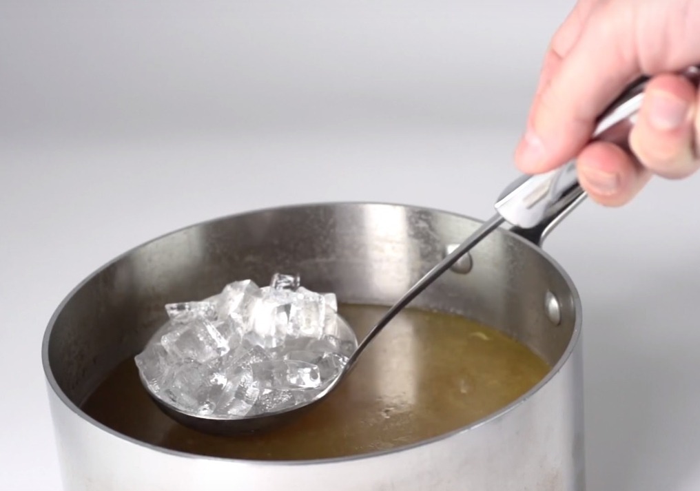 Почему жир в супе располагается на поверхности. Лед в кастрюле. Кубик льда в бульон. Кубики льда в кастрюле. Жир в супе.