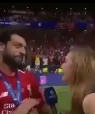 Твит дня: известный футболист испугался поцелуев журналистки (видео)