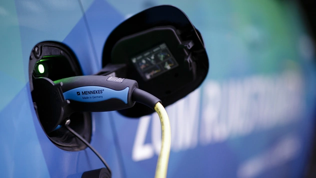 В Евросоюзе электромобили обязали оборудовать устройствами, издающими звук обычного двигателя (аудио)