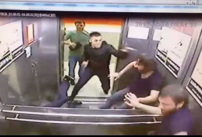 Загадочное видео: мужчина в одиночку избил в лифте троих Загадочное видео: мужчина в одиночку избил в лифте троих