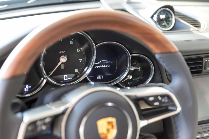 Миллионный Porsche 911 стилизовали под модель 50-летней давности Миллионный Porsche 911 стилизовали под модель 50-летней давности