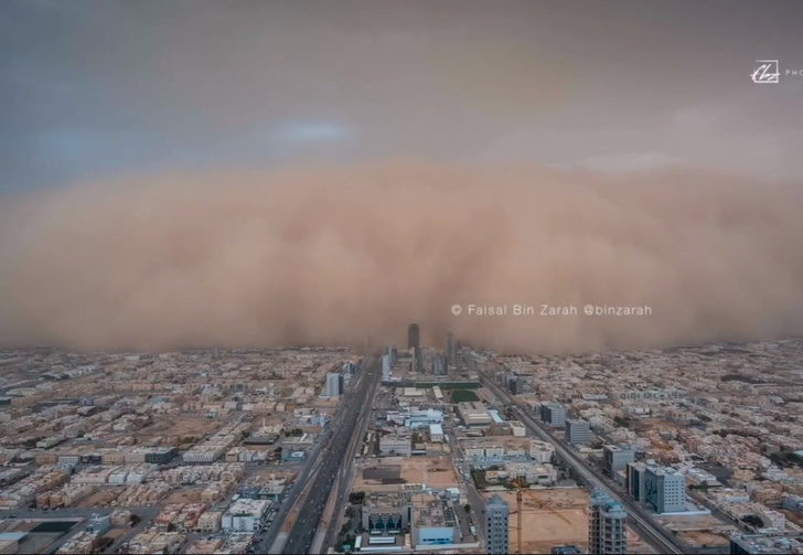 Фото №1 - А-а-а! Адская песчаная буря мглою кроет целый город! (эпичное ВИДЕО)