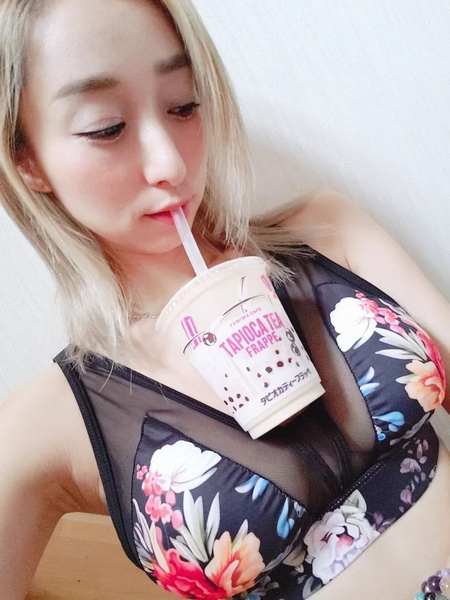 Модель из Японии показала, как пьет напитки со своей большой груди, и спровоцировала флешмоб (много фото)