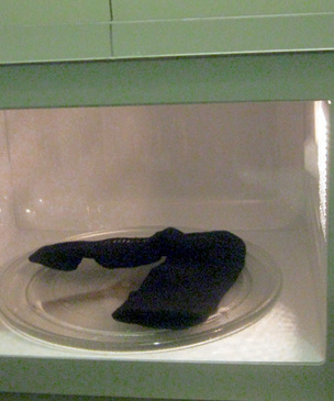 Тестируем разную фигню на всякую ерунду: сушка одежды в микроволновке