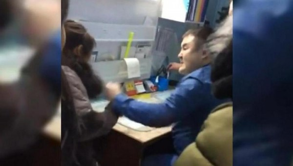 Заведующий больницы избил пациентку, которая хотела снять побои, нанесенные им же (ВИДЕО) Заведующий больницы избил пациентку, которая хотела снять побои, нанесенные им же (ВИДЕО)
