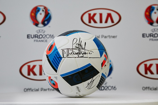 KIA разыскивает младшего арбитра на EURO 2016 KIA разыскивает младшего арбитра на EURO 2016