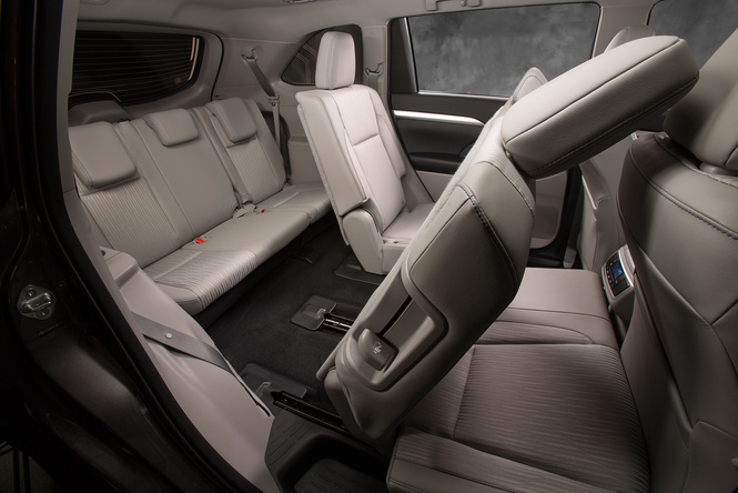 Toyota Highlander: харизматичное авто с кожаным рулем с подогревом и защитой от барсеточников Toyota Highlander: харизматичное авто с кожаным рулем с подогревом и защитой от барсеточников