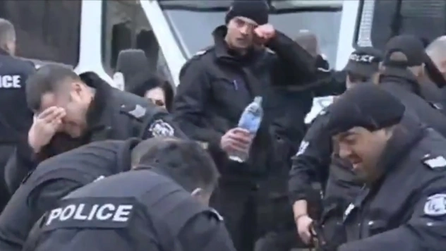 Полицейские распылили слезоточивый газ в протестующих, а попали в себя (видео)