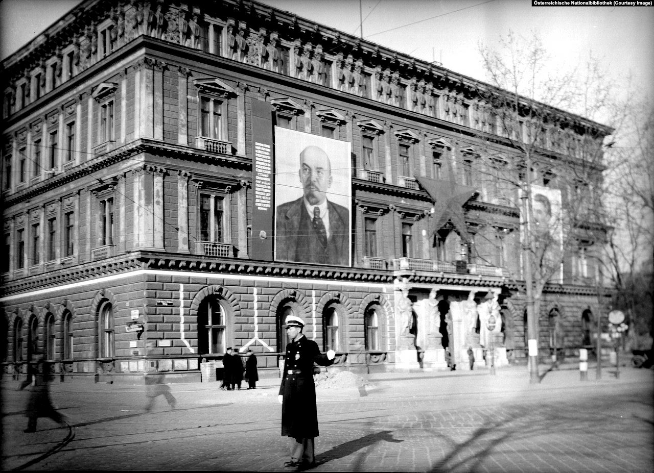 Сталин в вене. Вена 1946. Вена 1945. Советская Вена. Австрийские советские здания.