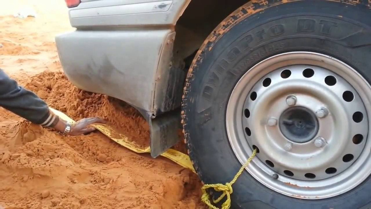 Как вытащить машину из песка (видео)