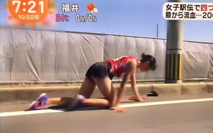 Японка во время забега сломала ногу, но не сдалась и доползла до финиша на четвереньках (видео)