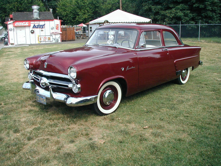 Ford Mainline 1952 года. Похож на "волжанку"? Похоже...
