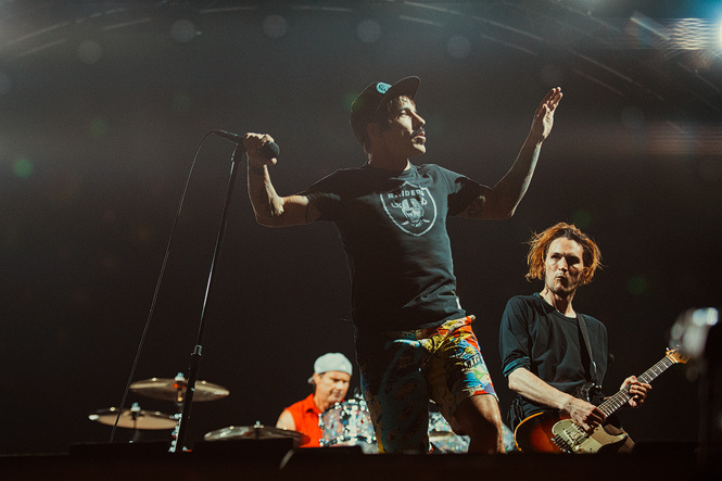 Что творилось на недавних концертах Red Hot Chili Peppers, Ланы Дель Рей, «Сплина» и других рокеров Что творилось на недавних концертах Red Hot Chili Peppers, Ланы Дель Рей, «Сплина» и других рокеров