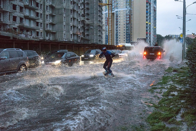 Дождик? Катать! Безумцы в Москве прокатились по затопленным улицам на вейкборде Дождик? Катать! Безумцы в Москве прокатились по затопленным улицам на вейкборде