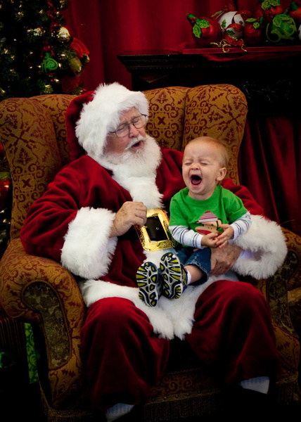 Санта в кресле, мальчик в слезах