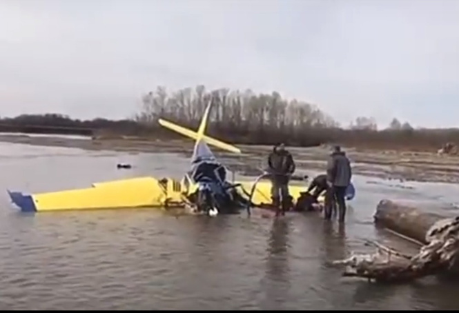 Рыбаки сняли на ВИДЕО момент крушения самолета в Хакасии Рыбаки сняли на ВИДЕО момент крушения самолета в Хакасии