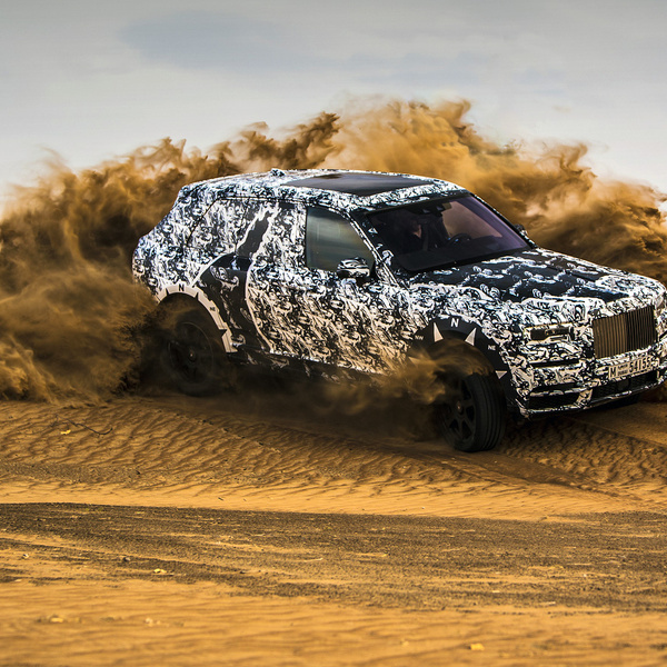 Смотри, как первый внедорожник Rolls-Royce проходит испытания. Видео ...