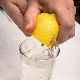 Выжми сок лимона