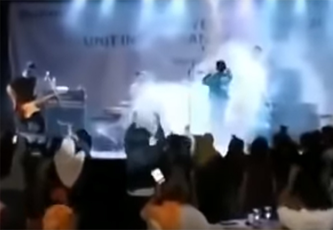 Рок-группу в Индонезии смыло цунами во время концерта (видео)