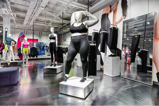 В магазинах Nike появились женские манекены размера плюс-сайз