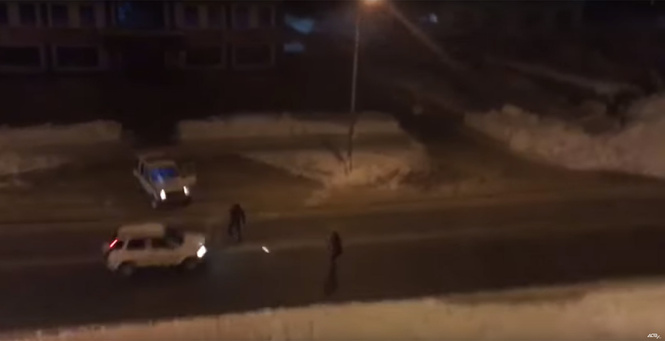 Полицейские пытались остановить угонщика снежками! (ВИДЕО) Полицейские пытались остановить угонщика снежками! (ВИДЕО)